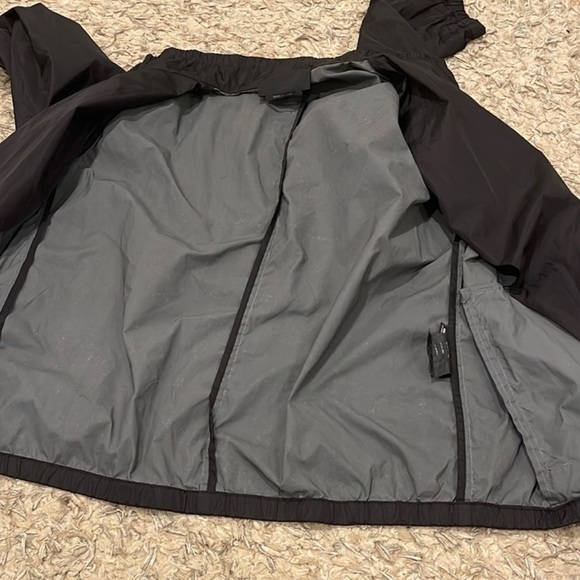 Authentic Prada windbreaker that transforms into a bag size 54
Women's
Black - Picture 10 of 16